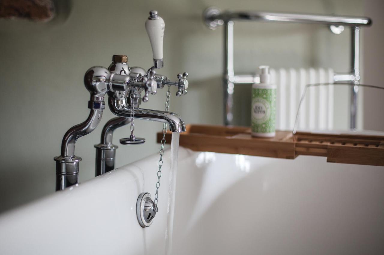 The George Inn Barford St Michael Εξωτερικό φωτογραφία A bath tap