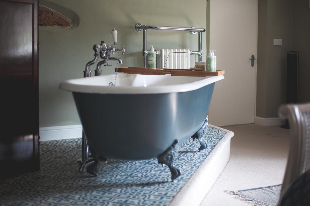 The George Inn Barford St Michael Εξωτερικό φωτογραφία A freestanding bathtub