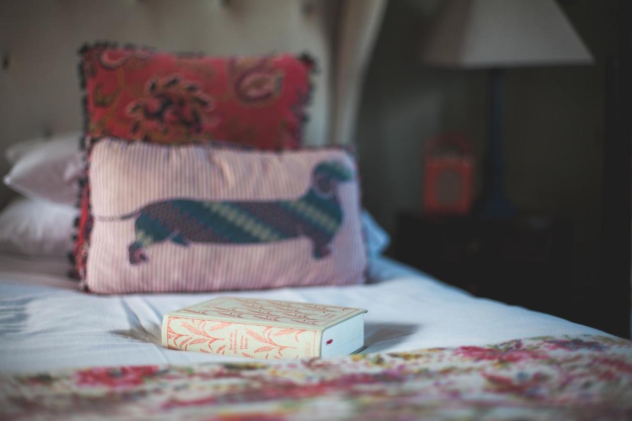 The George Inn Barford St Michael Εξωτερικό φωτογραφία A book on a bed