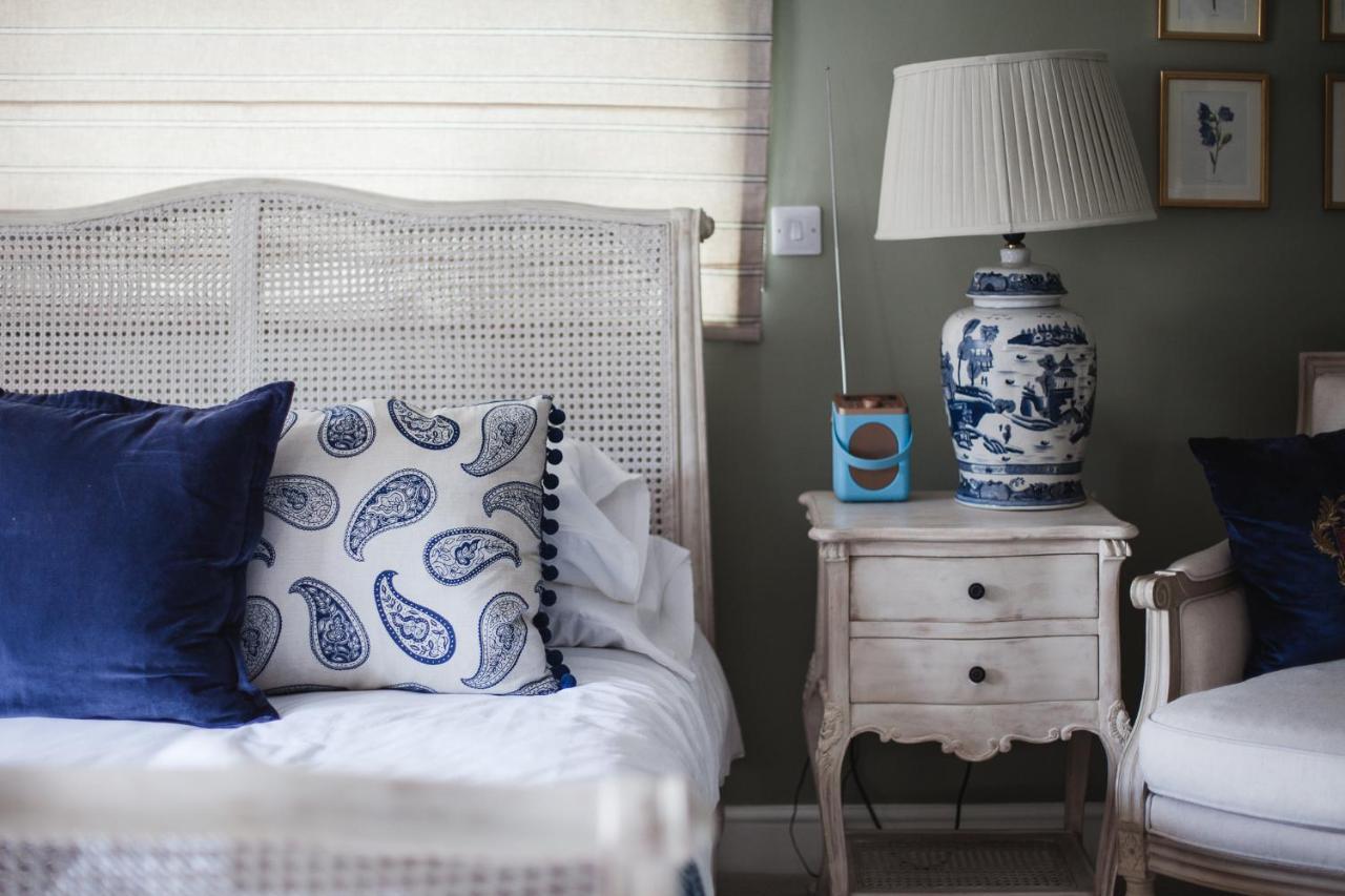The George Inn Barford St Michael Εξωτερικό φωτογραφία A bedroom with a blue and white colour scheme